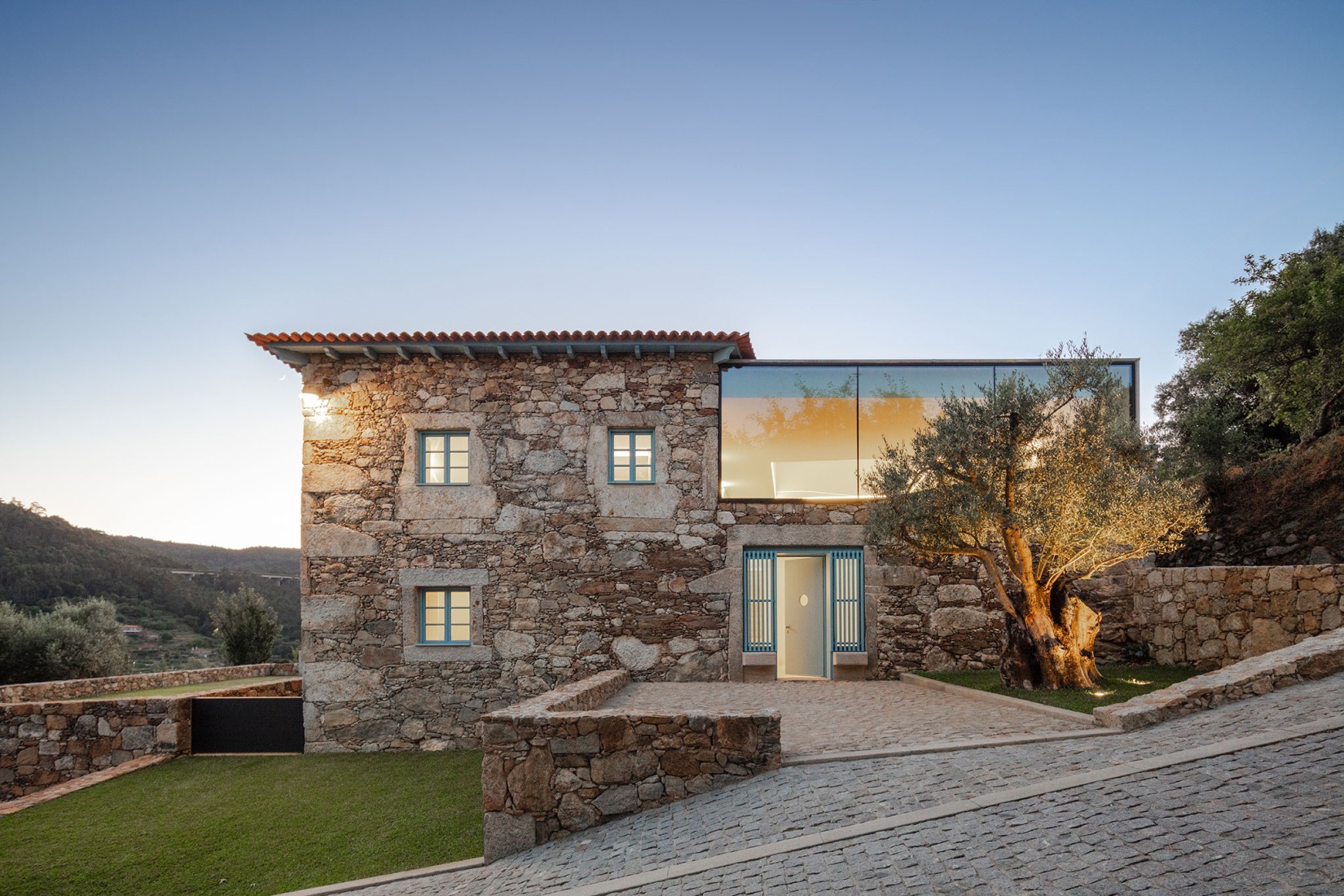 Hotel de la casa de los cerezos por Tiago do Vale Arquitectos. Fotografía por João Morgado.