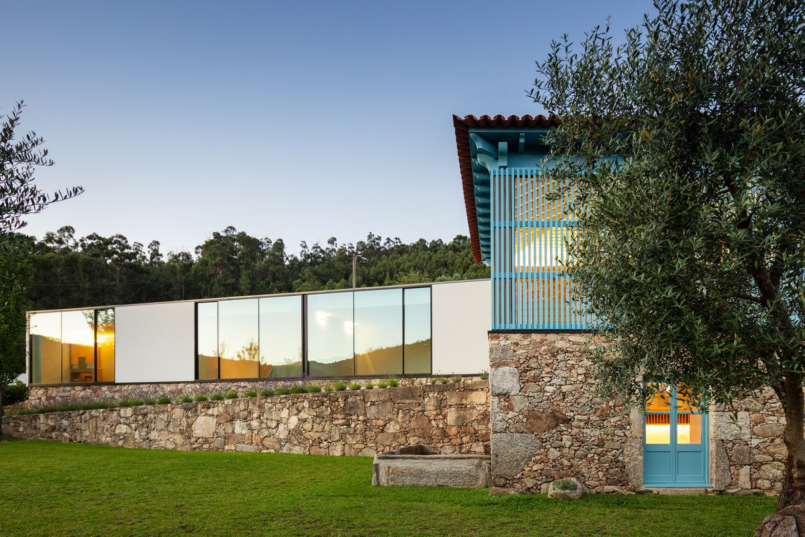 Hotel de la casa de los cerezos por Tiago do Vale Arquitectos. Fotografía por João Morgado.