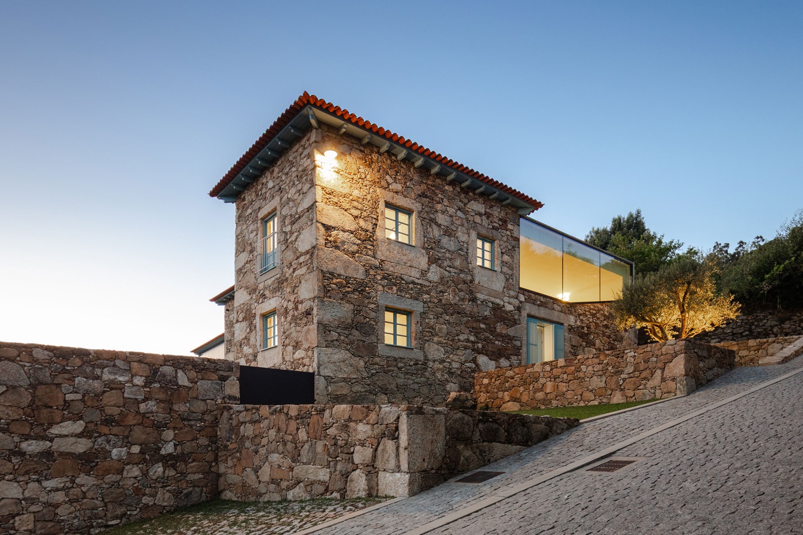 Hotel de la casa de los cerezos por Tiago do Vale Arquitectos. Fotografía por João Morgado.