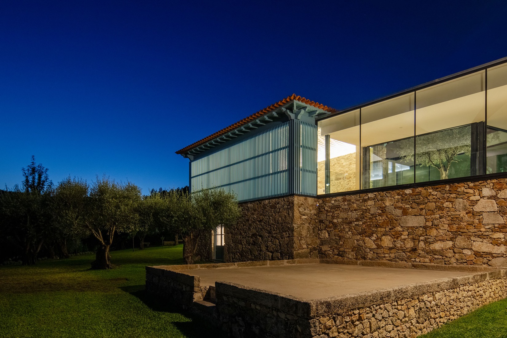 Hotel de la casa de los cerezos por Tiago do Vale Arquitectos. Fotografía por João Morgado.