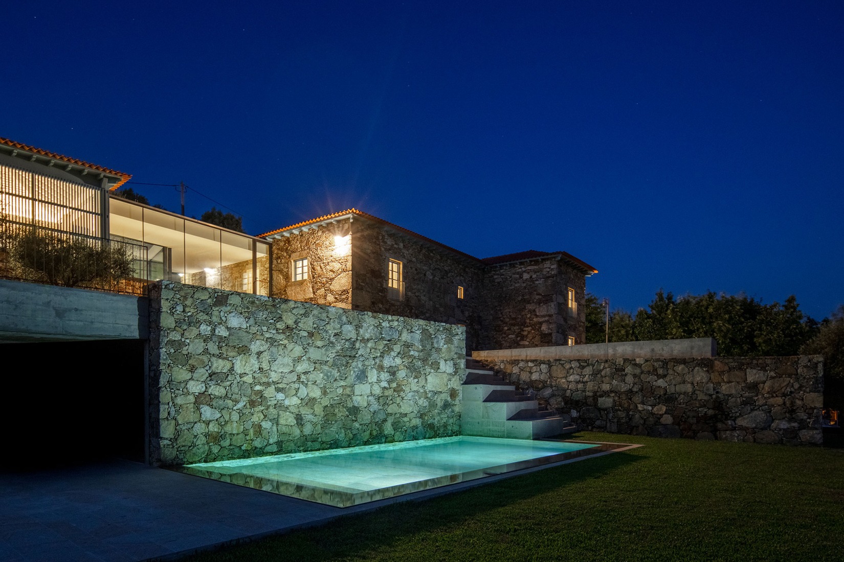 Hotel de la casa de los cerezos por Tiago do Vale Arquitectos. Fotografía por João Morgado.