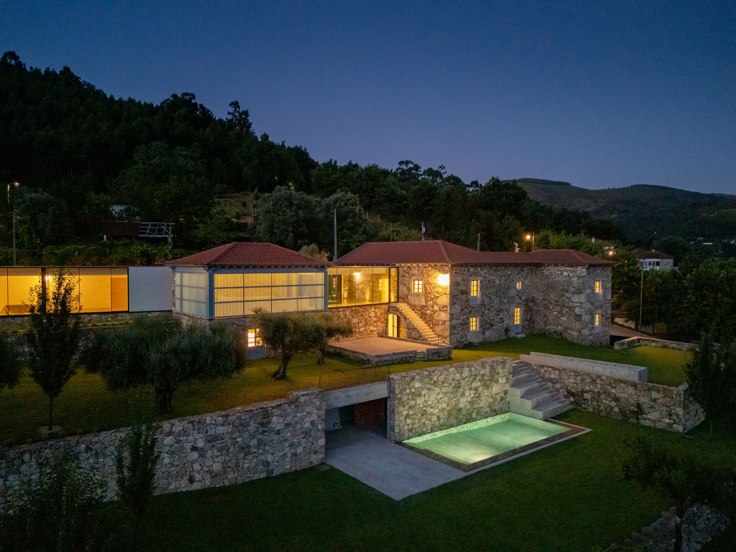 Hotel de la casa de los cerezos por Tiago do Vale Arquitectos. Fotografía por João Morgado.