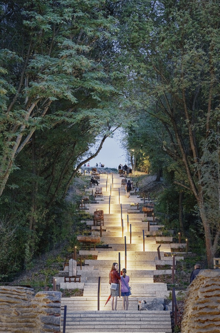 Warsaw Uprising Mound Park by Archigrest + TopoScape. Photograph by Michał Szlaga.