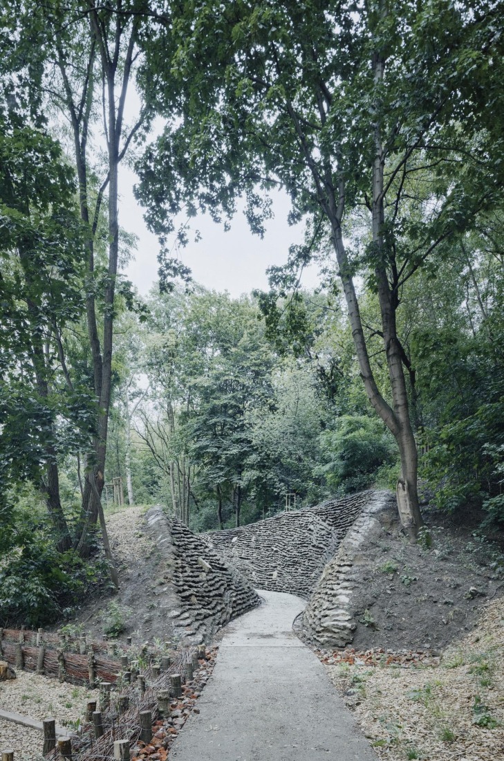 Warsaw Uprising Mound Park by Archigrest + TopoScape. Photograph by Michał Szlaga.