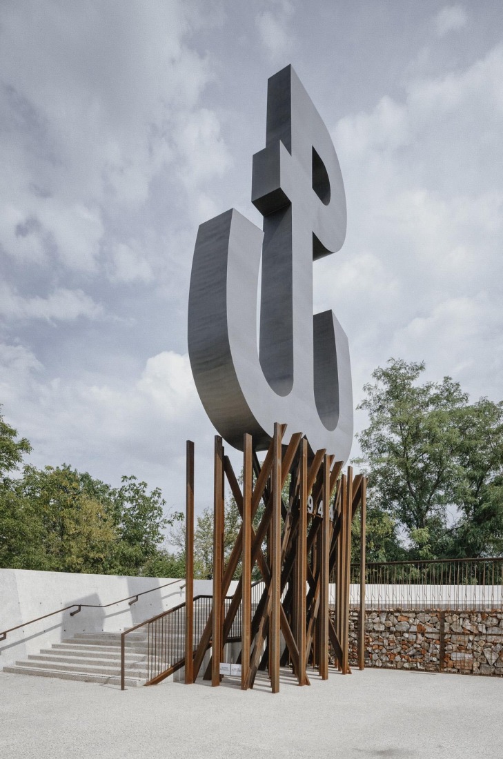 Warsaw Uprising Mound Park by Archigrest + TopoScape. Photograph by Michał Szlaga.
