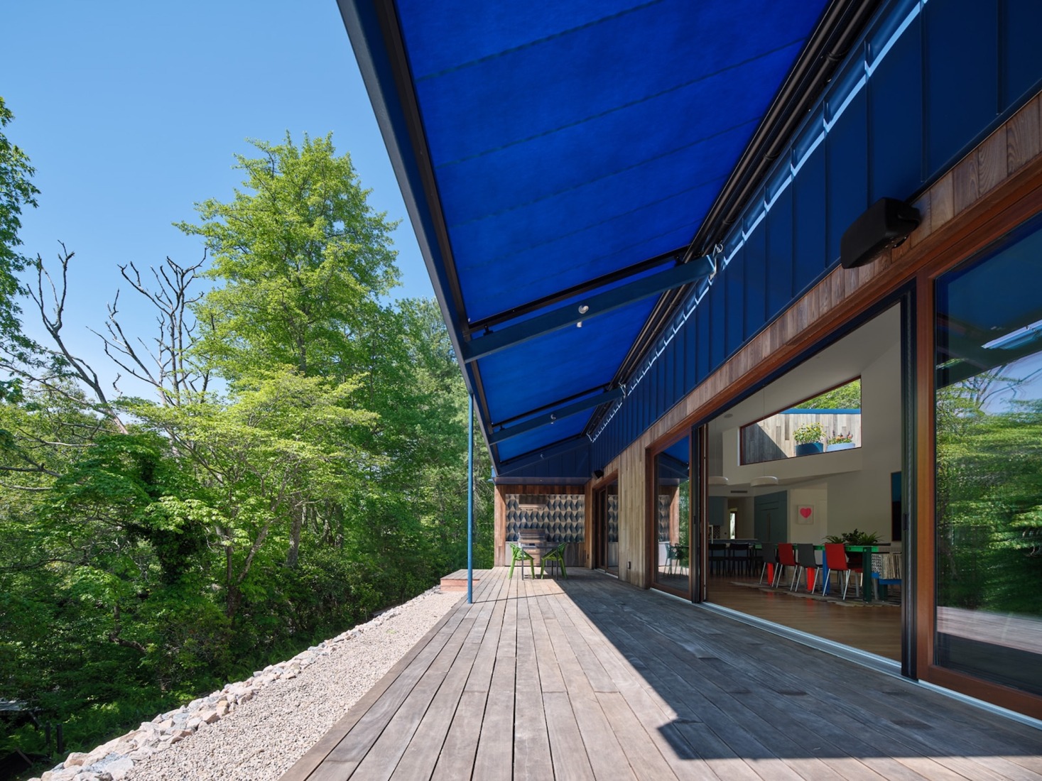 Casa del río por WORKac. Fotografía de Bruce Damonte.