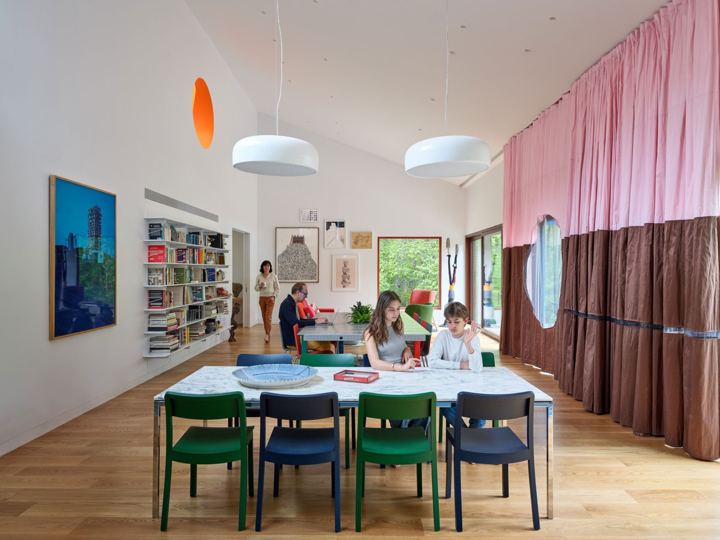 Casa del río por WORKac. Fotografía de Bruce Damonte.