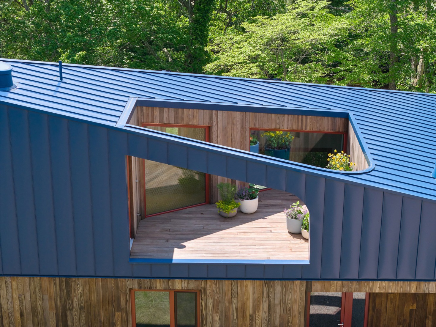 Casa del río por WORKac. Fotografía de Bruce Damonte.