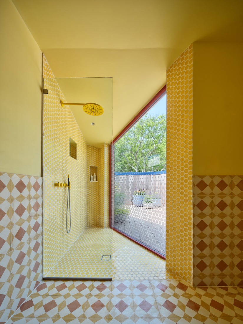 Casa del río por WORKac. Fotografía de Bruce Damonte.