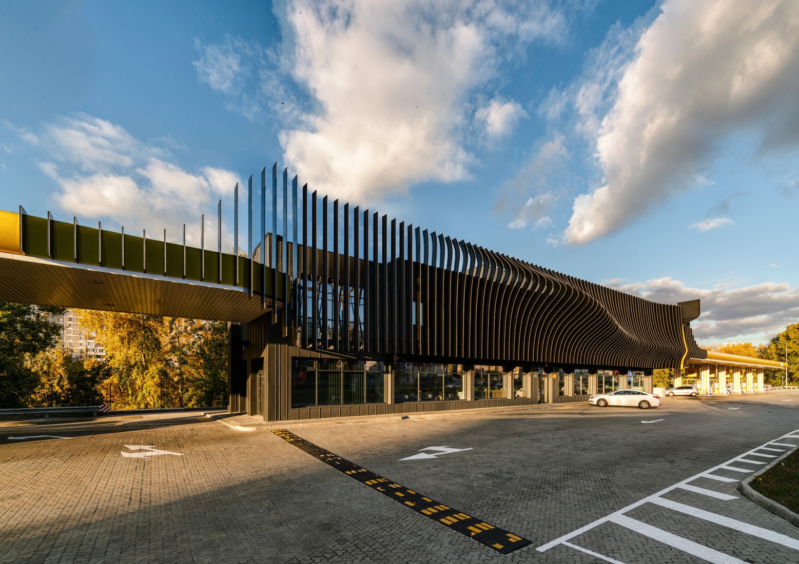 Estación de Servicio KLO por Aranchii Architects. Fotografía por Alik Usik.