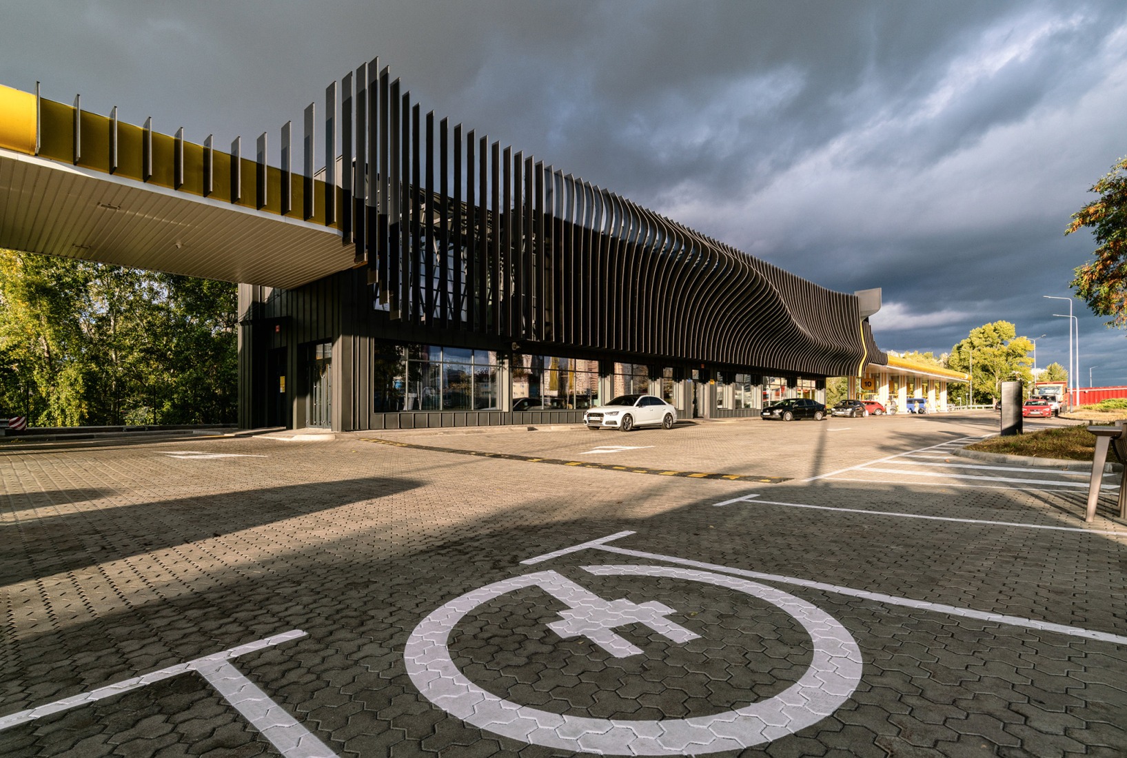 Estación de Servicio KLO por Aranchii Architects. Fotografía por Alik Usik.