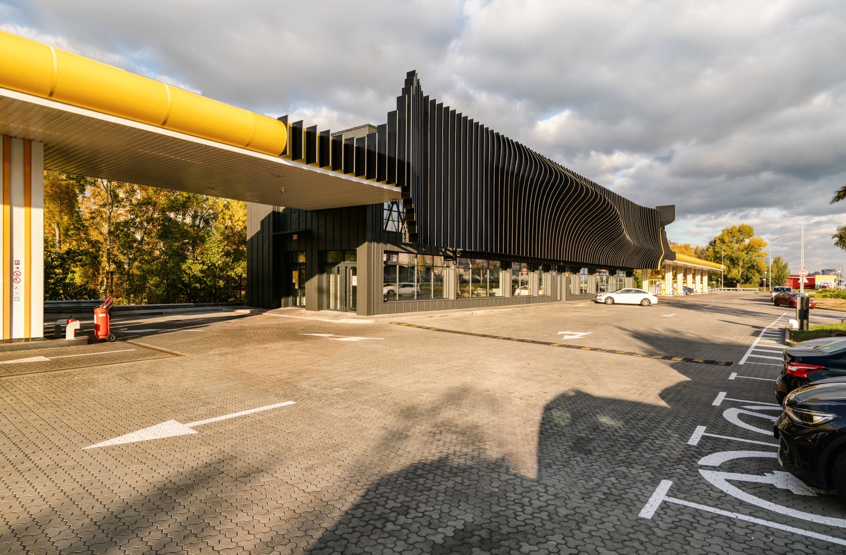 Estación de Servicio KLO por Aranchii Architects. Fotografía por Alik Usik.