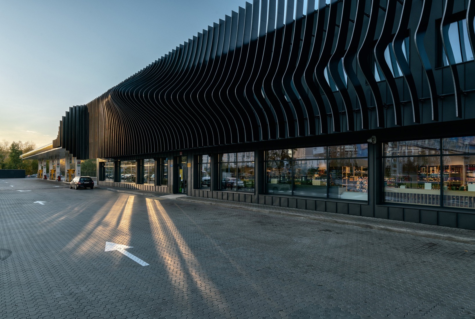 Estación de Servicio KLO por Aranchii Architects. Fotografía por Alik Usik.