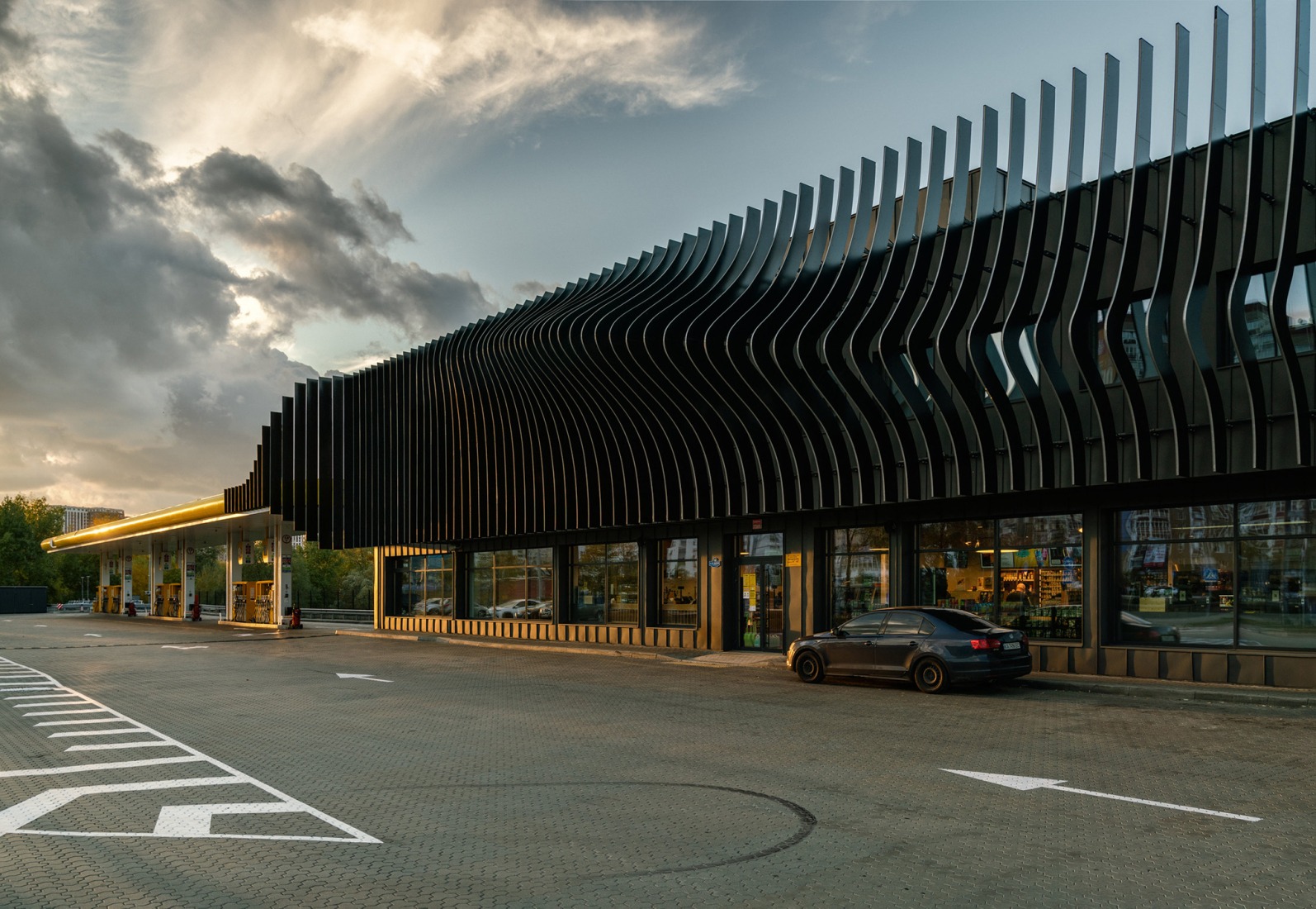 Estación de Servicio KLO por Aranchii Architects. Fotografía por Alik Usik.