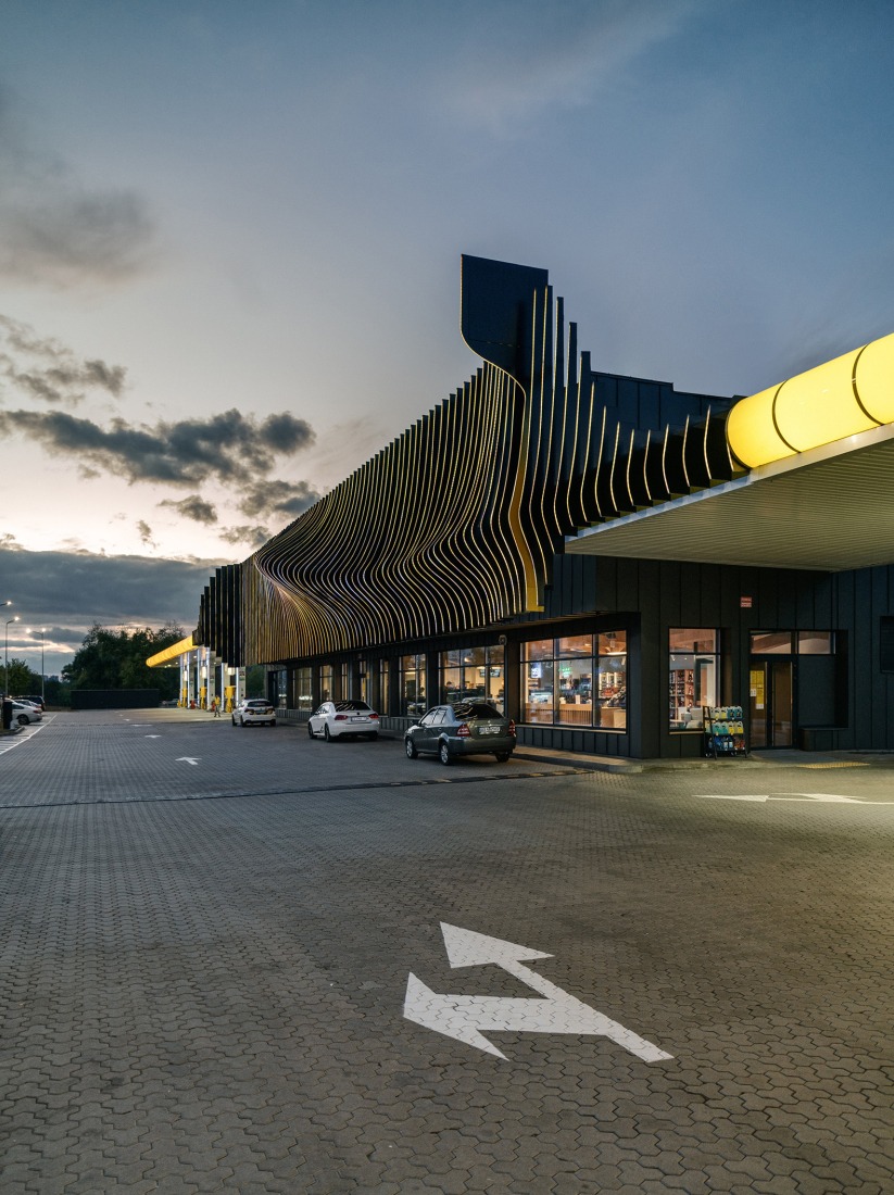 Estación de Servicio KLO por Aranchii Architects. Fotografía por Alik Usik.