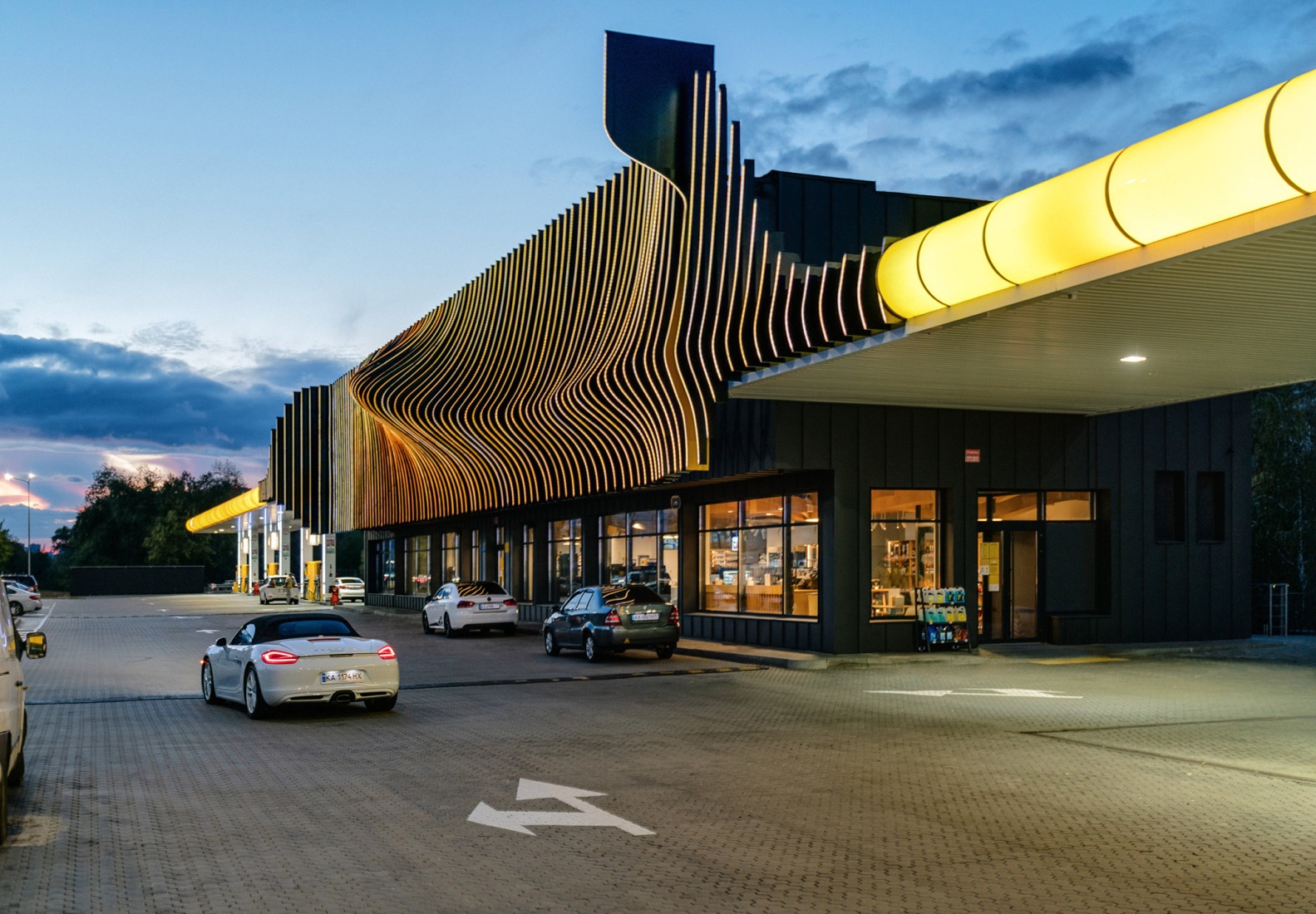 Estación de Servicio KLO por Aranchii Architects. Fotografía por Alik Usik.