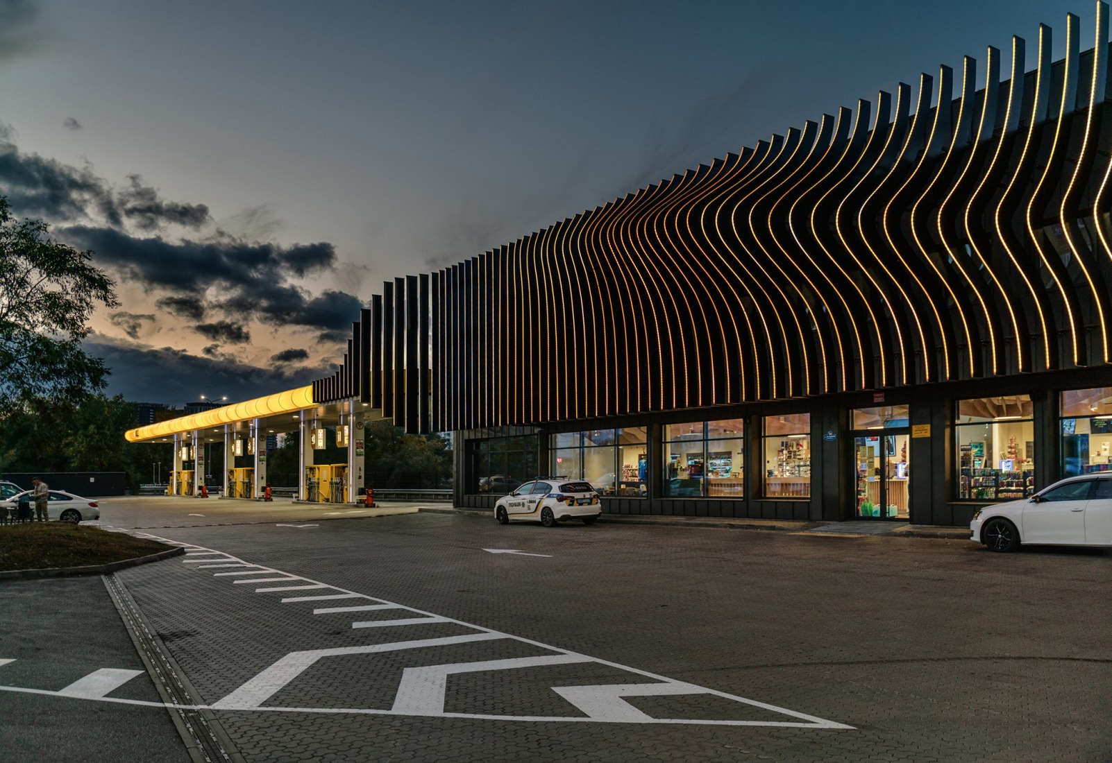 Estación de Servicio KLO por Aranchii Architects. Fotografía por Alik Usik.