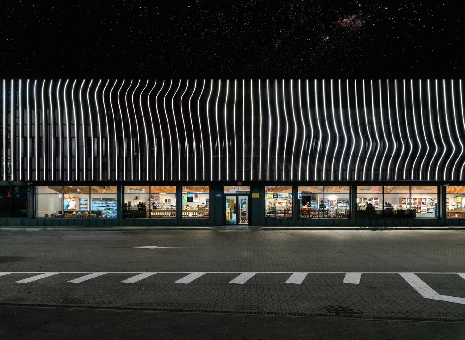 Estación de Servicio KLO por Aranchii Architects. Fotografía por Alik Usik.
