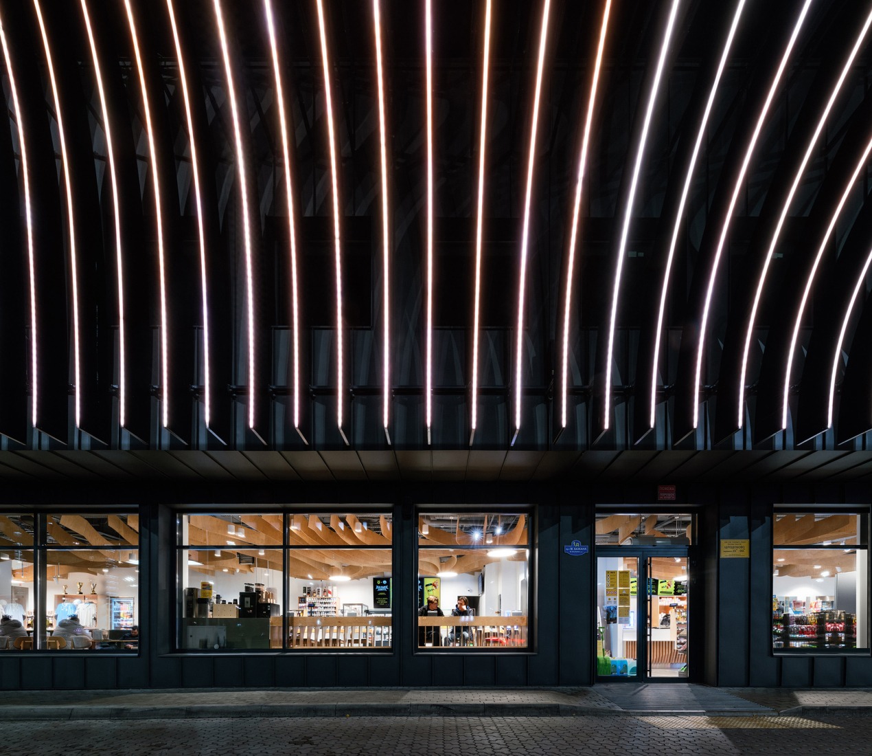 Estación de Servicio KLO por Aranchii Architects. Fotografía por Alik Usik.