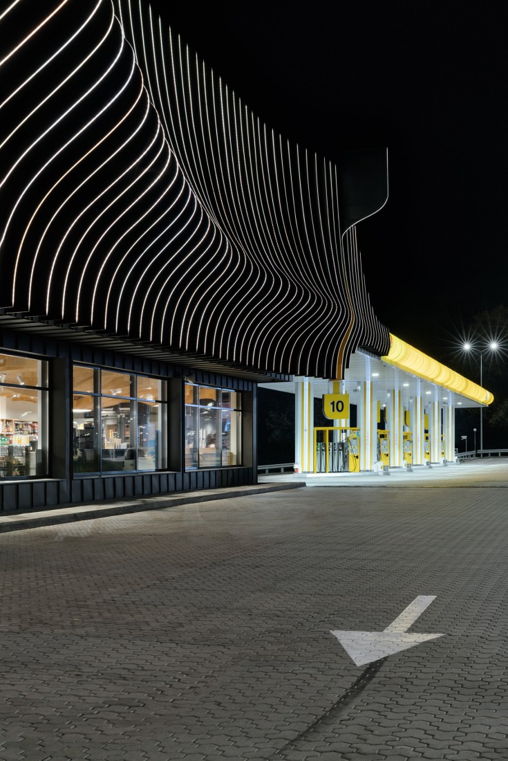 Estación de Servicio KLO por Aranchii Architects. Fotografía por Alik Usik.