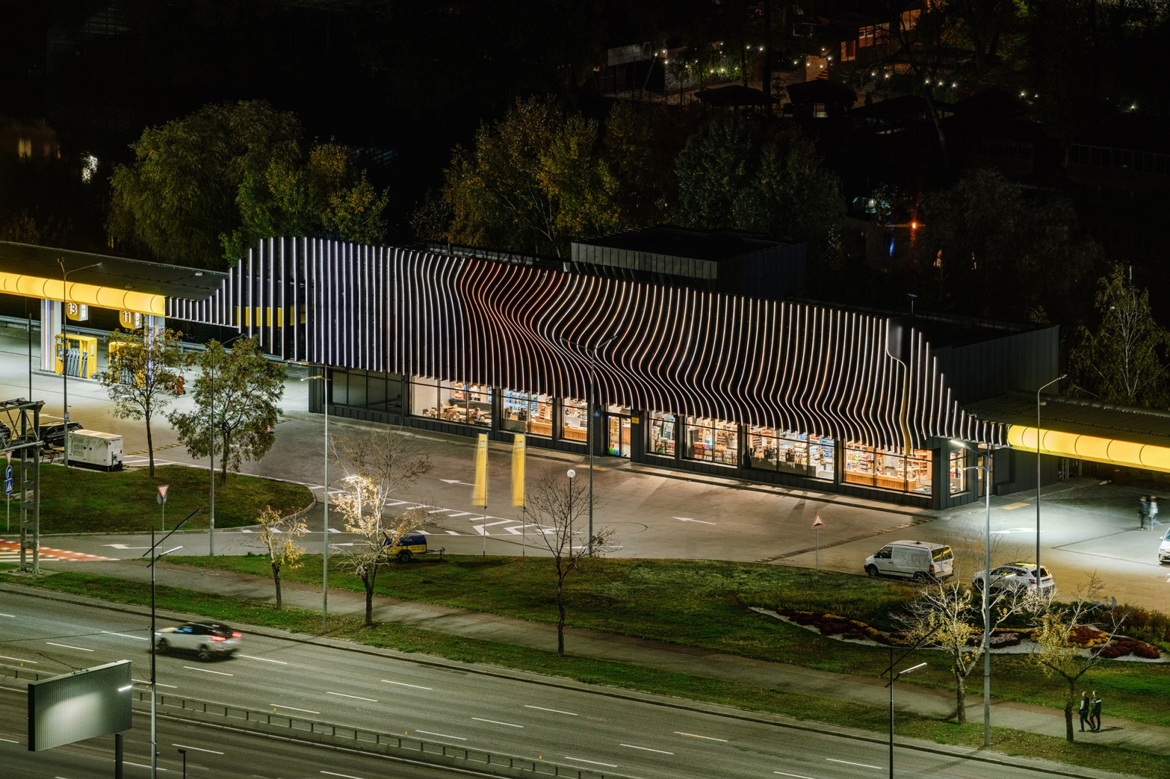 Estación de Servicio KLO por Aranchii Architects. Fotografía por Alik Usik.