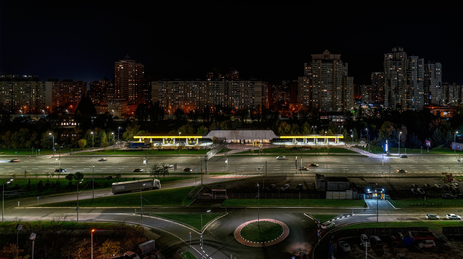 Estación de Servicio KLO por Aranchii Architects. Fotografía por Alik Usik.