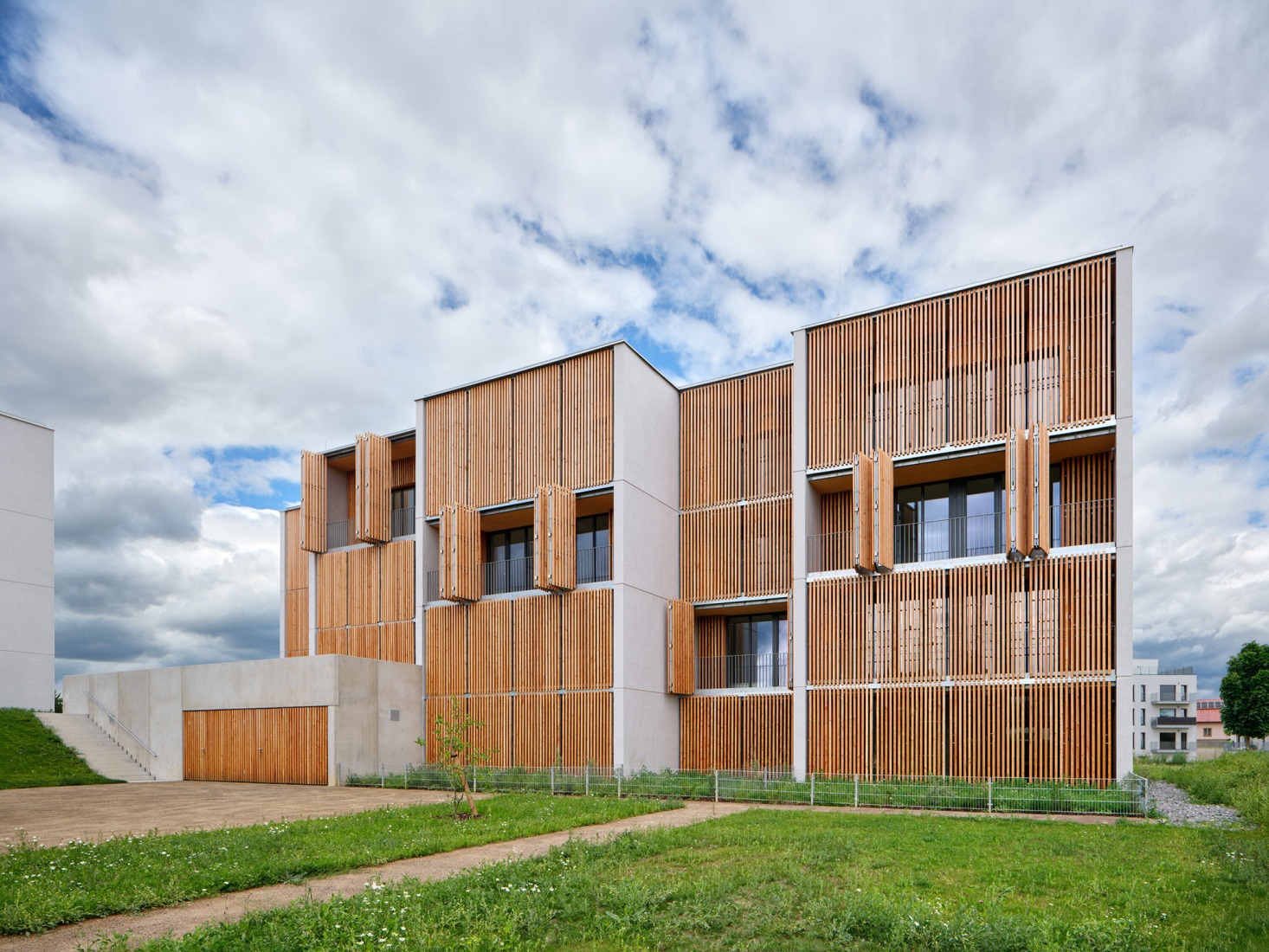 Viviendas de Madera Žďár por Kuba & Pilař architekti. Fotografía por BoysPlayNice.