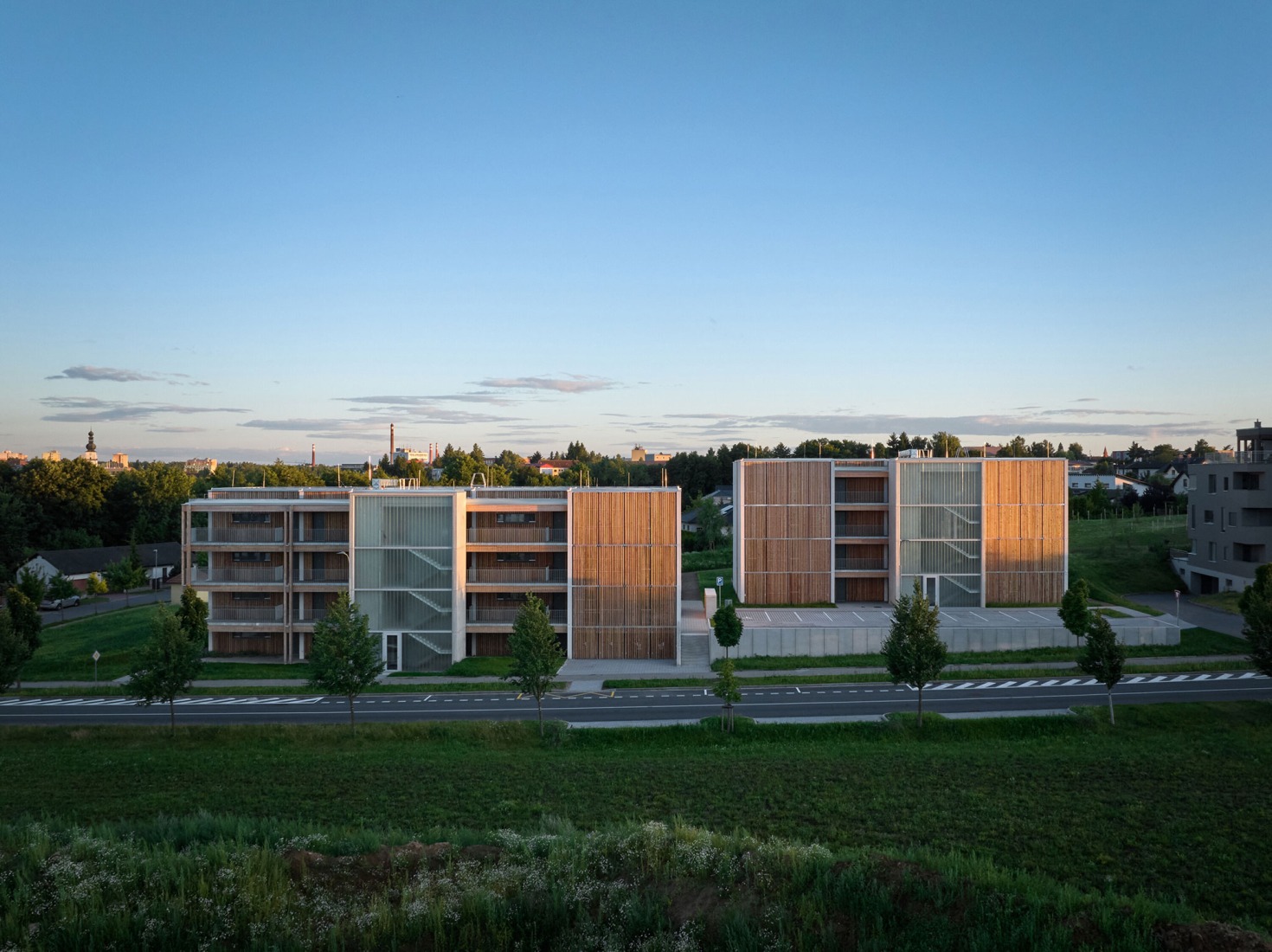 Viviendas de Madera Žďár por Kuba & Pilař architekti. Fotografía por BoysPlayNice.