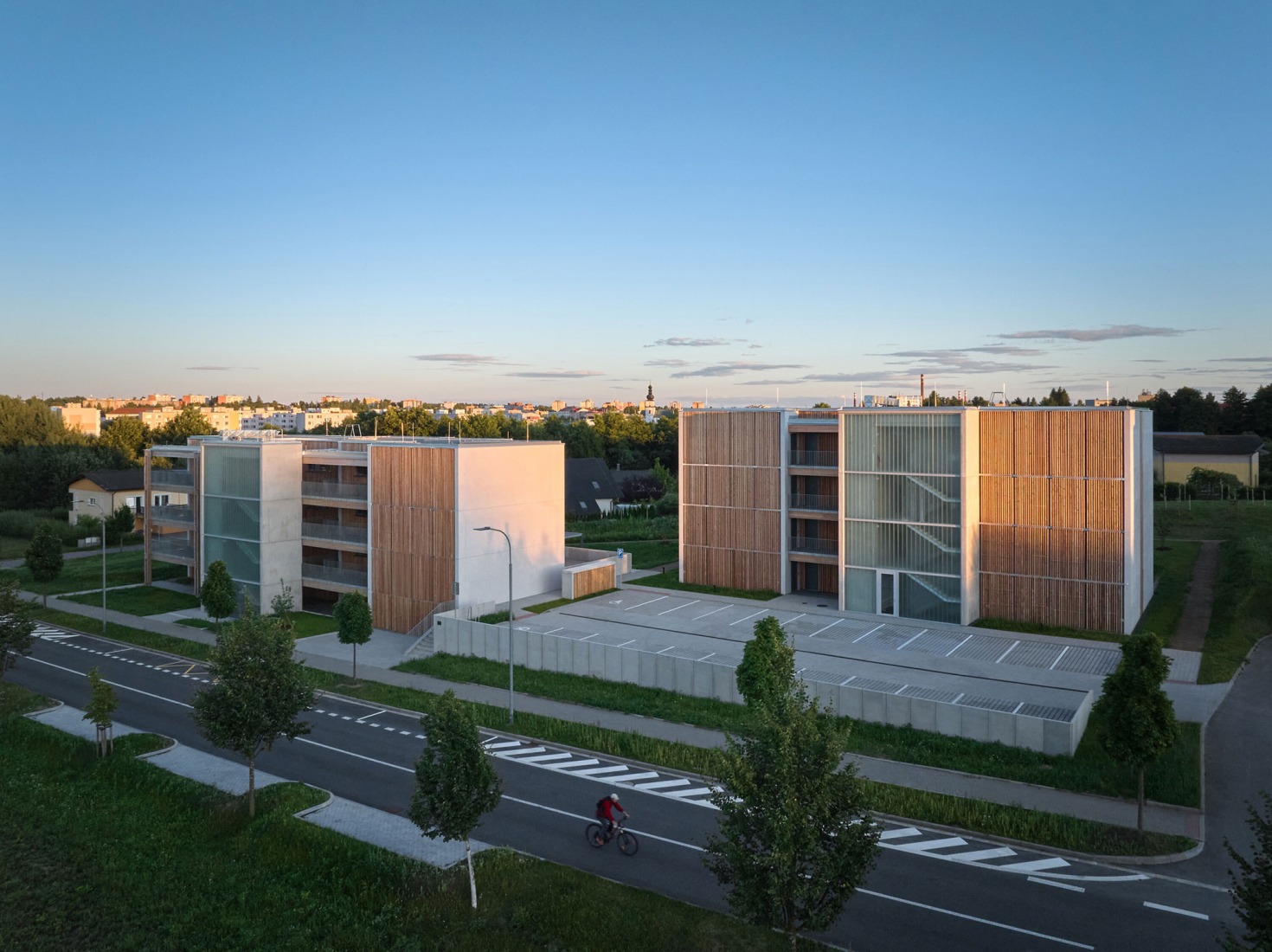 Viviendas de Madera Žďár por Kuba & Pilař architekti. Fotografía por BoysPlayNice.