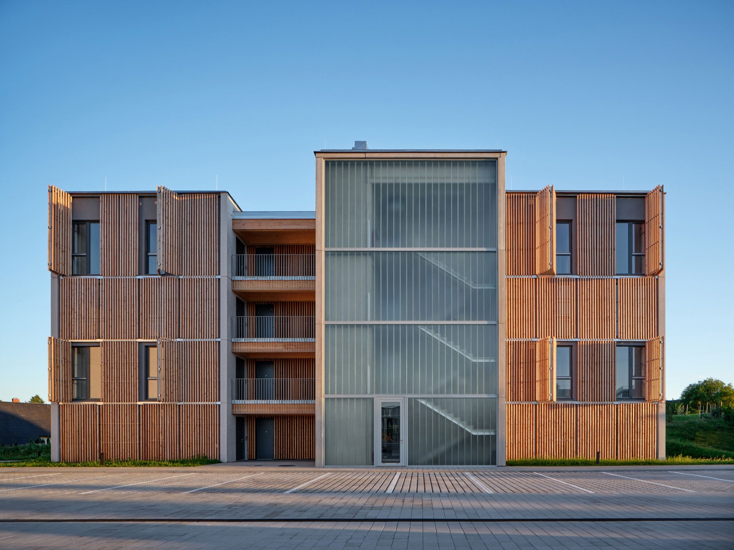 Viviendas de Madera Žďár por Kuba & Pilař architekti. Fotografía por BoysPlayNice.