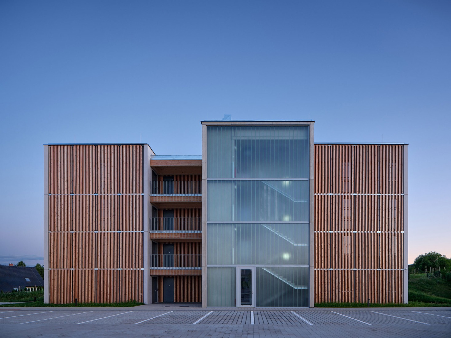 Viviendas de Madera Žďár por Kuba & Pilař architekti. Fotografía por BoysPlayNice.