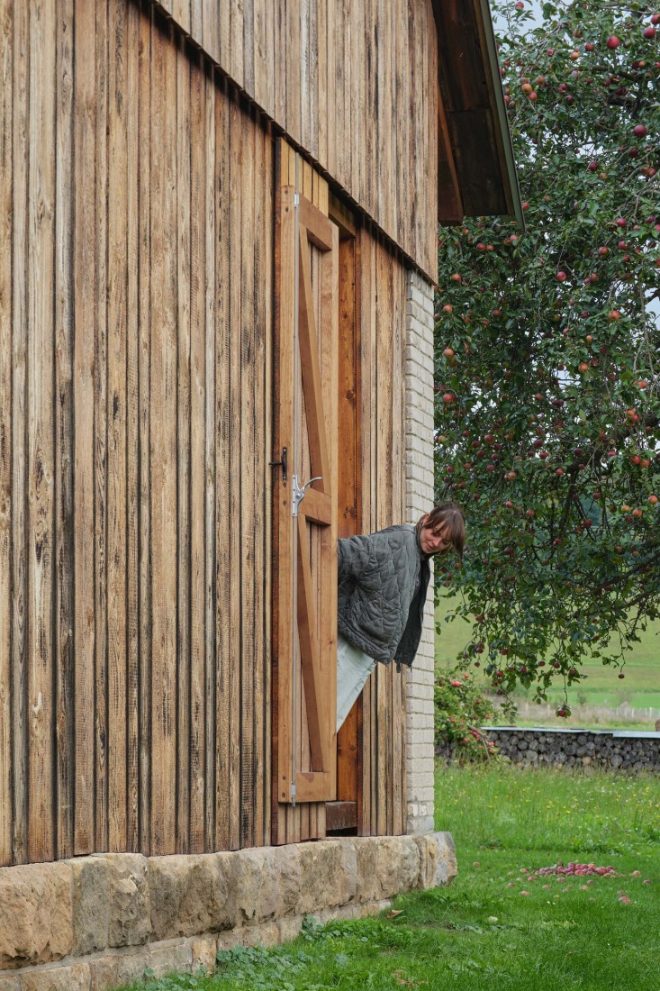 La caja en el granero por Facha architekti. Fotografía por Peter Fabo.