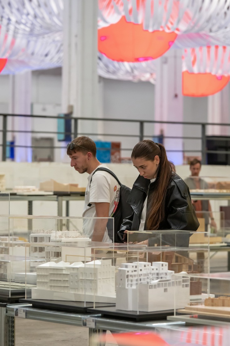 «¿Qué es esto? ¿Un spa, un gimnasio, un zoo de animales pequeñitos?». La Fundació Mies van der Rohe exhibe su colección en el Palau Victòria Eugènia. Fotografía por Anna Mas.