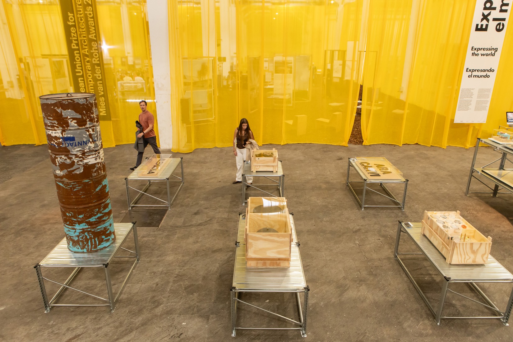 «¿Qué es esto? ¿Un spa, un gimnasio, un zoo de animales pequeñitos?». La Fundació Mies van der Rohe exhibe su colección en el Palau Victòria Eugènia. Fotografía por Anna Mas.