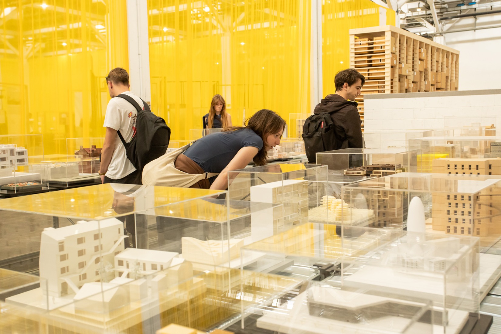 «¿Qué es esto? ¿Un spa, un gimnasio, un zoo de animales pequeñitos?». La Fundació Mies van der Rohe exhibe su colección en el Palau Victòria Eugènia. Fotografía por Anna Mas.