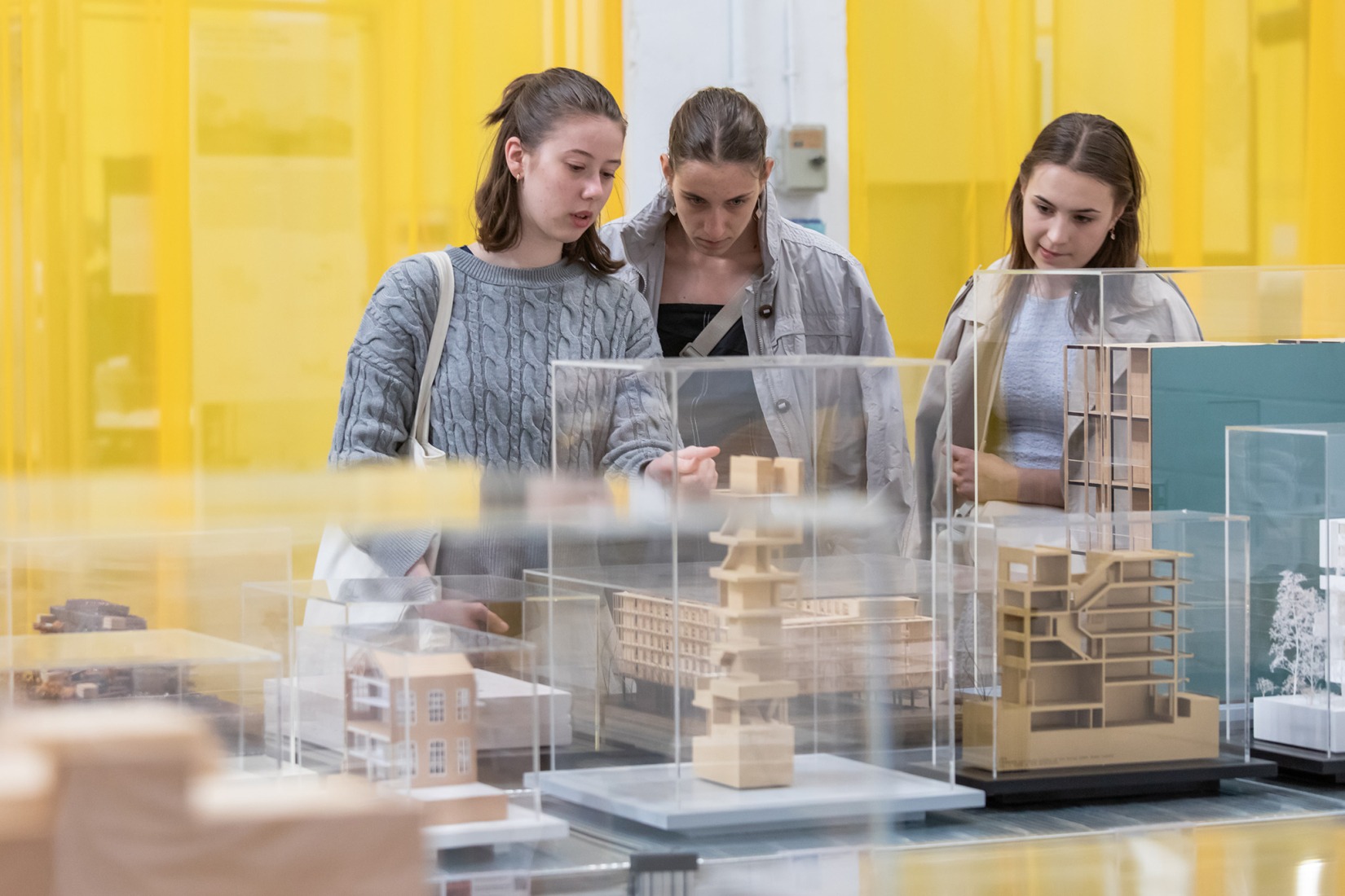 «¿Qué es esto? ¿Un spa, un gimnasio, un zoo de animales pequeñitos?». La Fundació Mies van der Rohe exhibe su colección en el Palau Victòria Eugènia. Fotografía por Anna Mas.