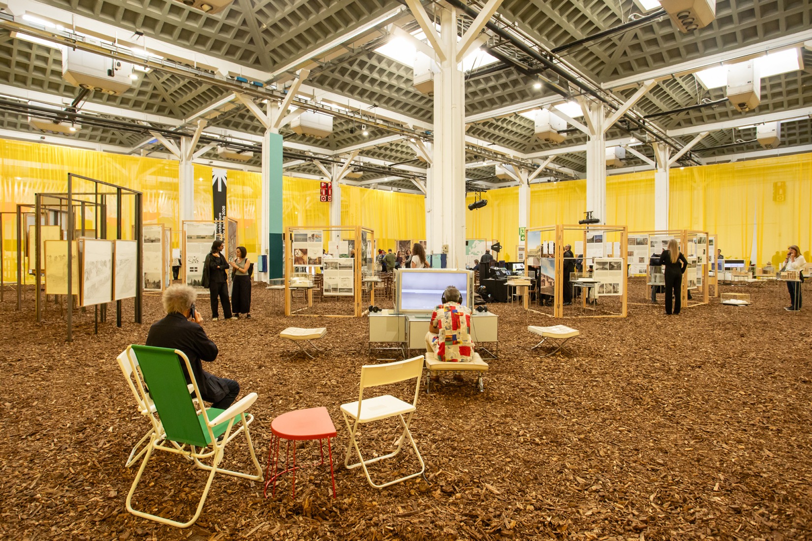 «¿Qué es esto? ¿Un spa, un gimnasio, un zoo de animales pequeñitos?». La Fundació Mies van der Rohe exhibe su colección en el Palau Victòria Eugènia. Fotografía por Anna Mas.