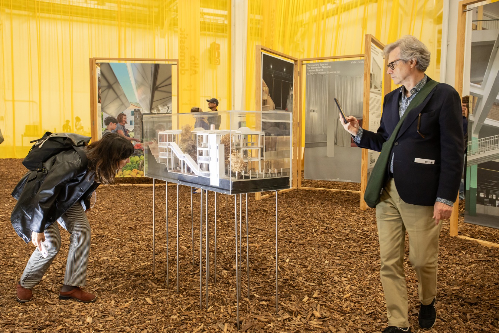 «¿Qué es esto? ¿Un spa, un gimnasio, un zoo de animales pequeñitos?». La Fundació Mies van der Rohe exhibe su colección en el Palau Victòria Eugènia. Fotografía por Anna Mas.
