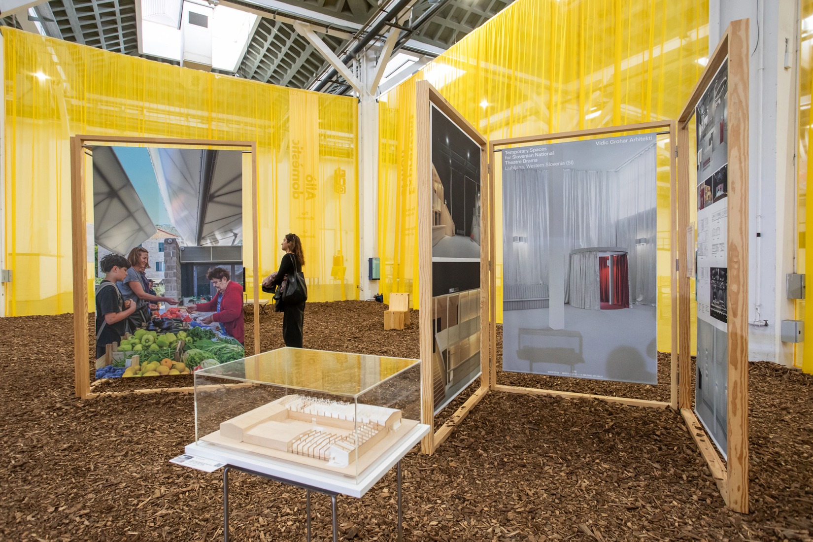 «¿Qué es esto? ¿Un spa, un gimnasio, un zoo de animales pequeñitos?». La Fundació Mies van der Rohe exhibe su colección en el Palau Victòria Eugènia. Fotografía por Anna Mas.
