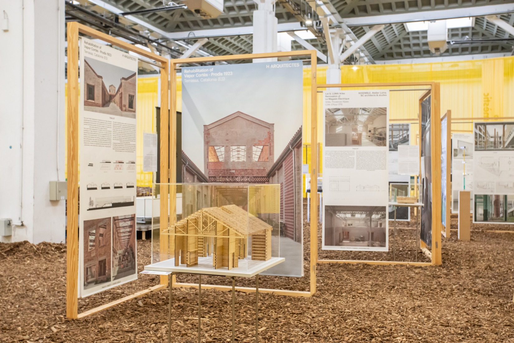 «¿Qué es esto? ¿Un spa, un gimnasio, un zoo de animales pequeñitos?». La Fundació Mies van der Rohe exhibe su colección en el Palau Victòria Eugènia. Fotografía por Anna Mas.