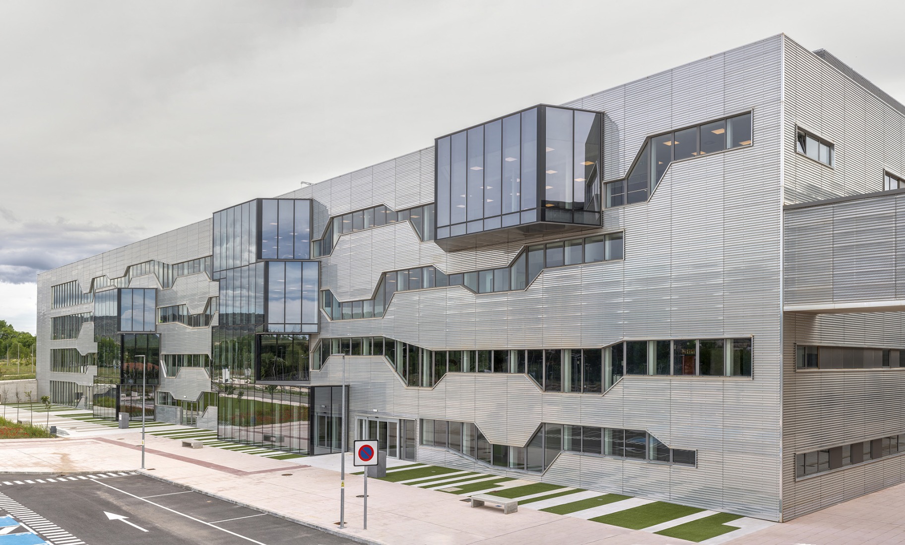New University Hospital of Cuenca by Gádor de Carvajal, Juan Casariego, Fernando Cruz. Photograph by Luis Asín.