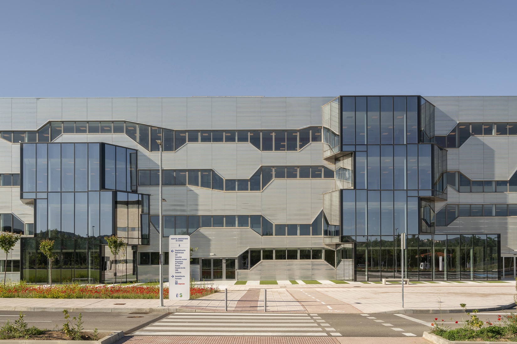 New University Hospital of Cuenca by Gádor de Carvajal, Juan Casariego, Fernando Cruz. Photograph by Luis Asín.