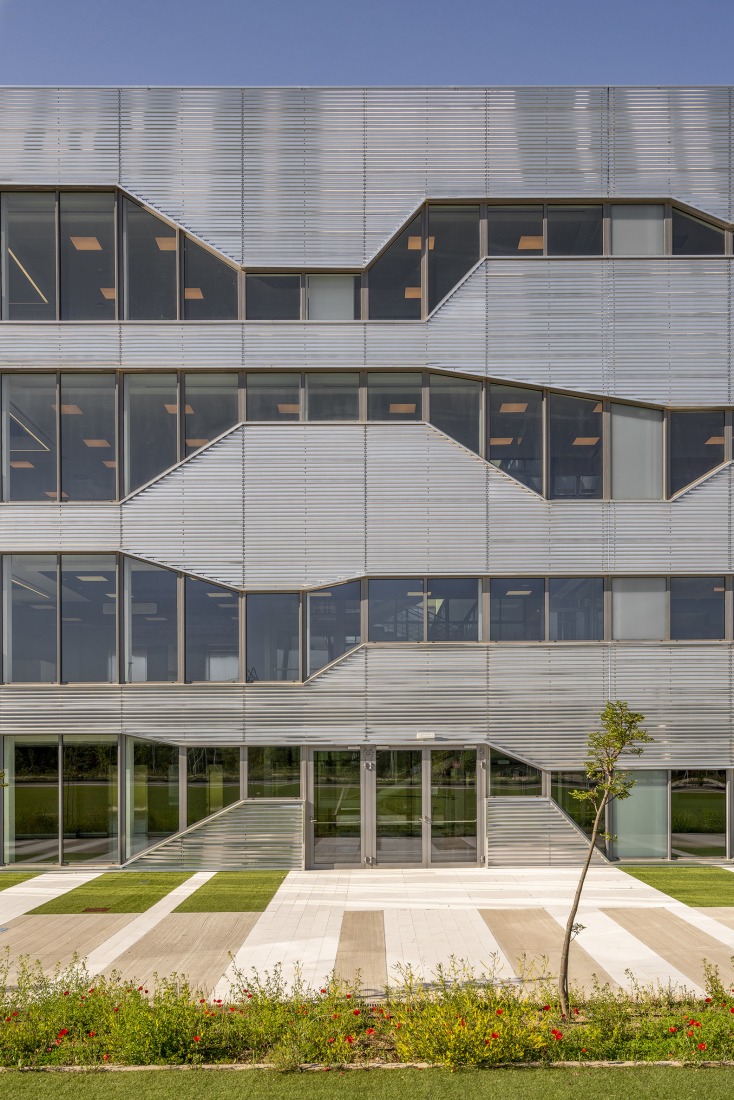 New University Hospital of Cuenca by Gádor de Carvajal, Juan Casariego, Fernando Cruz. Photograph by Luis Asín.
