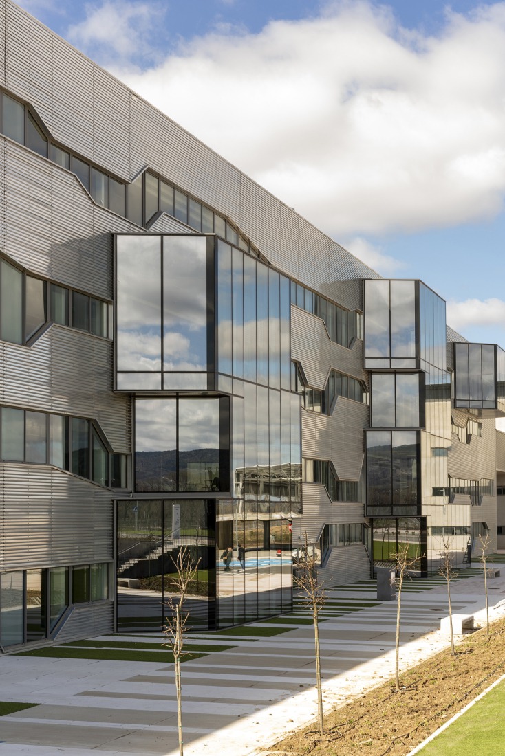 New University Hospital of Cuenca by Gádor de Carvajal, Juan Casariego, Fernando Cruz. Photograph by Luis Asín.