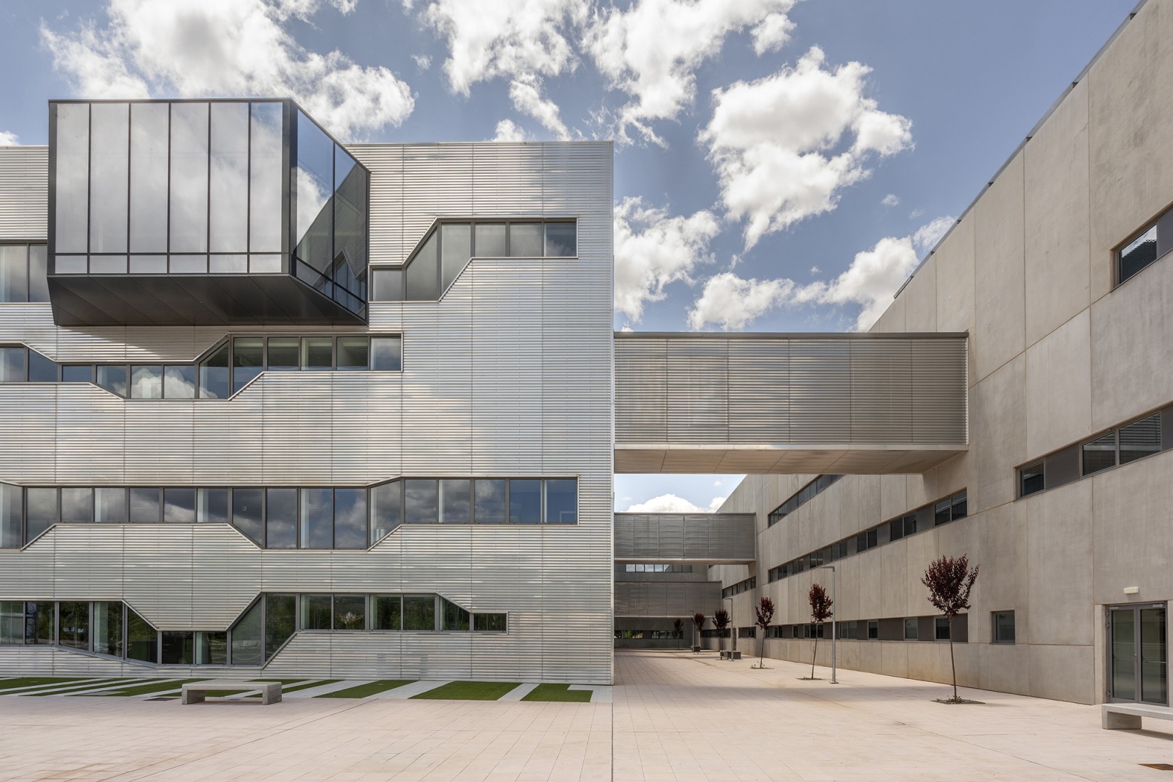 New University Hospital of Cuenca by Gádor de Carvajal, Juan Casariego, Fernando Cruz. Photograph by Luis Asín.