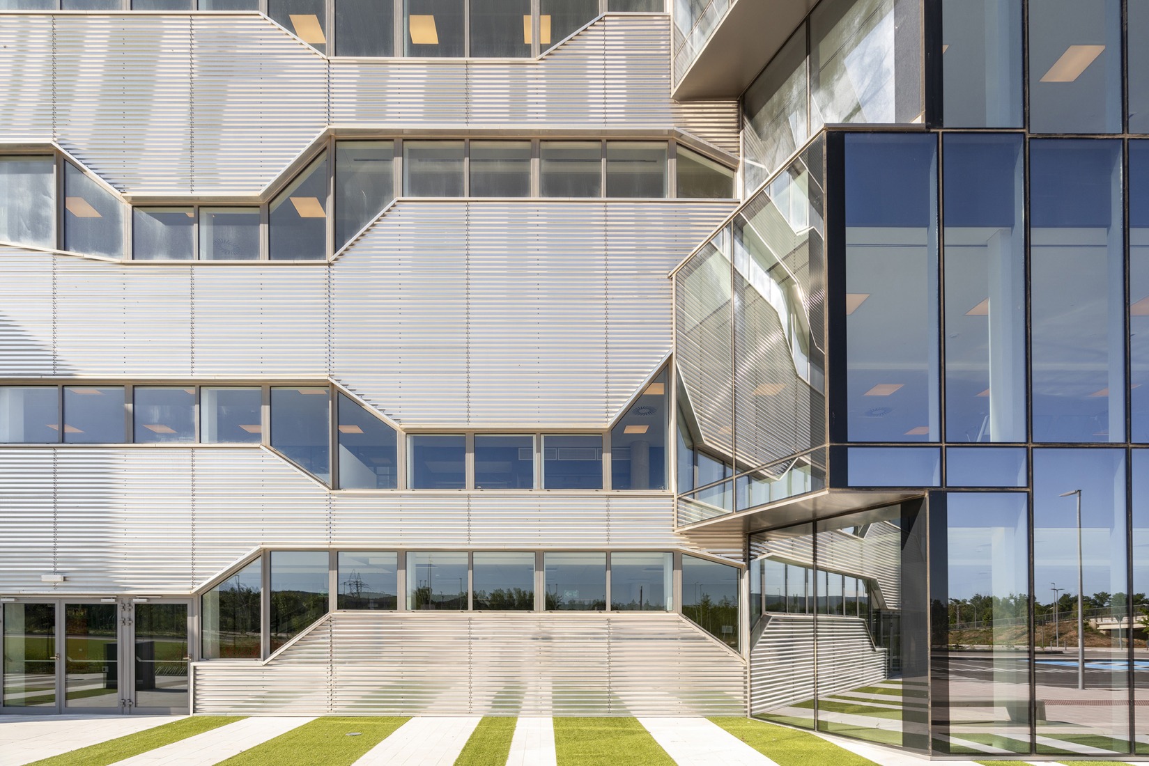 New University Hospital of Cuenca by Gádor de Carvajal, Juan Casariego, Fernando Cruz. Photograph by Luis Asín.