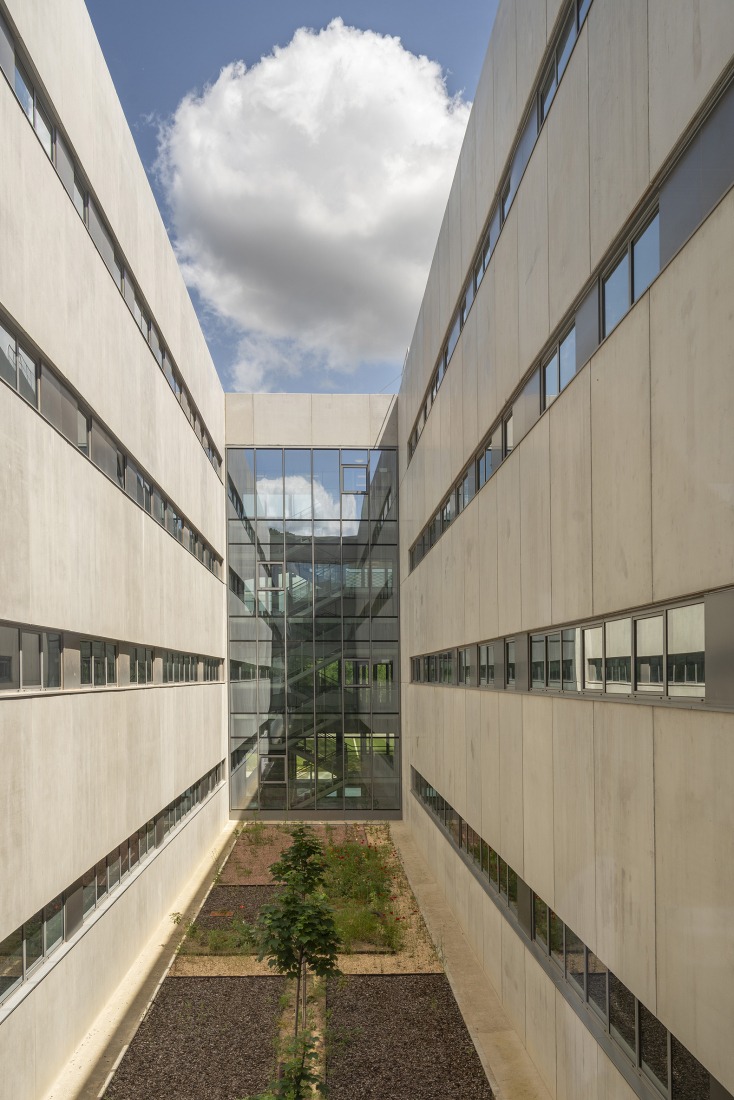 New University Hospital of Cuenca by Gádor de Carvajal, Juan Casariego, Fernando Cruz. Photograph by Luis Asín.
