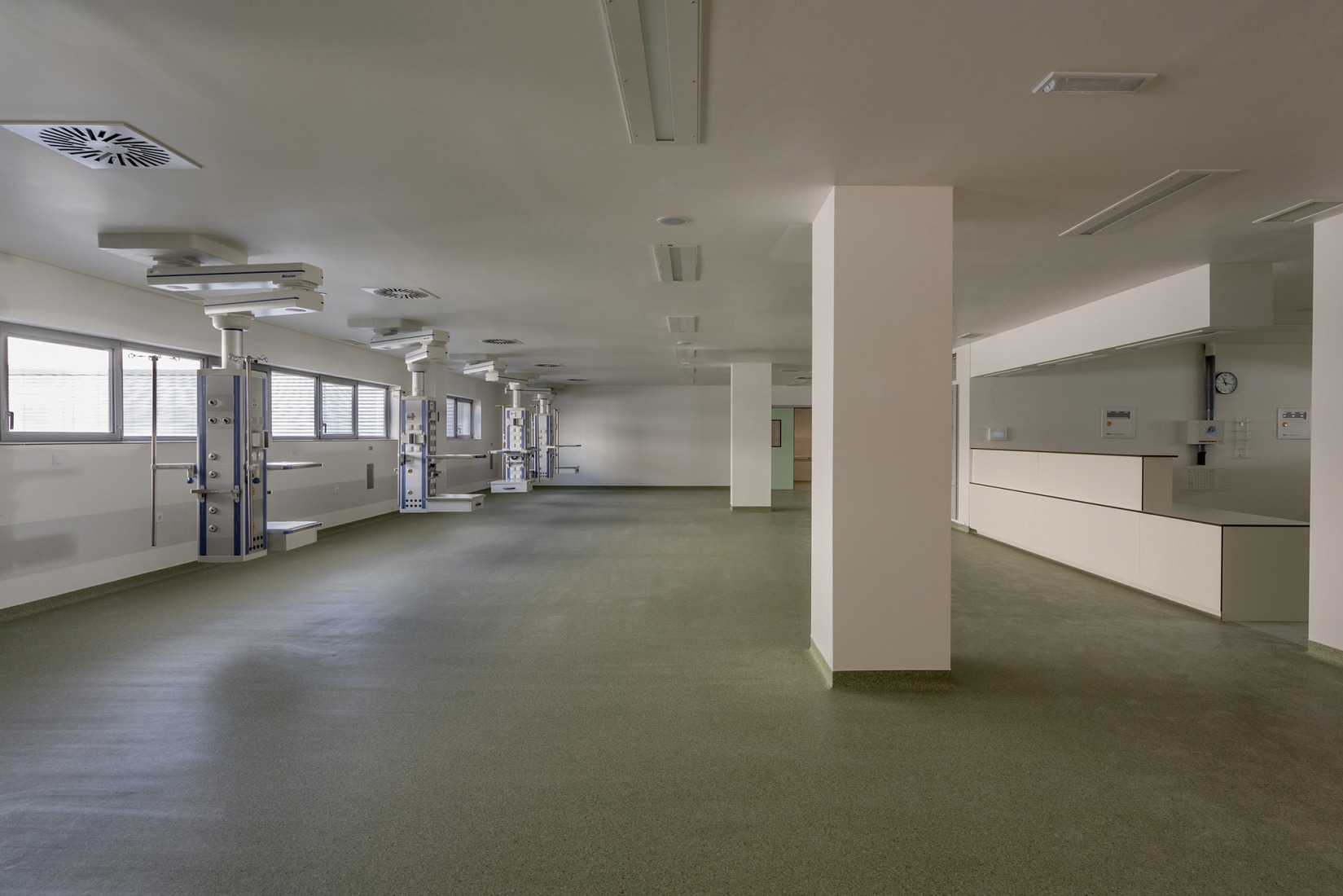 New University Hospital of Cuenca by Gádor de Carvajal, Juan Casariego, Fernando Cruz. Photograph by Luis Asín.