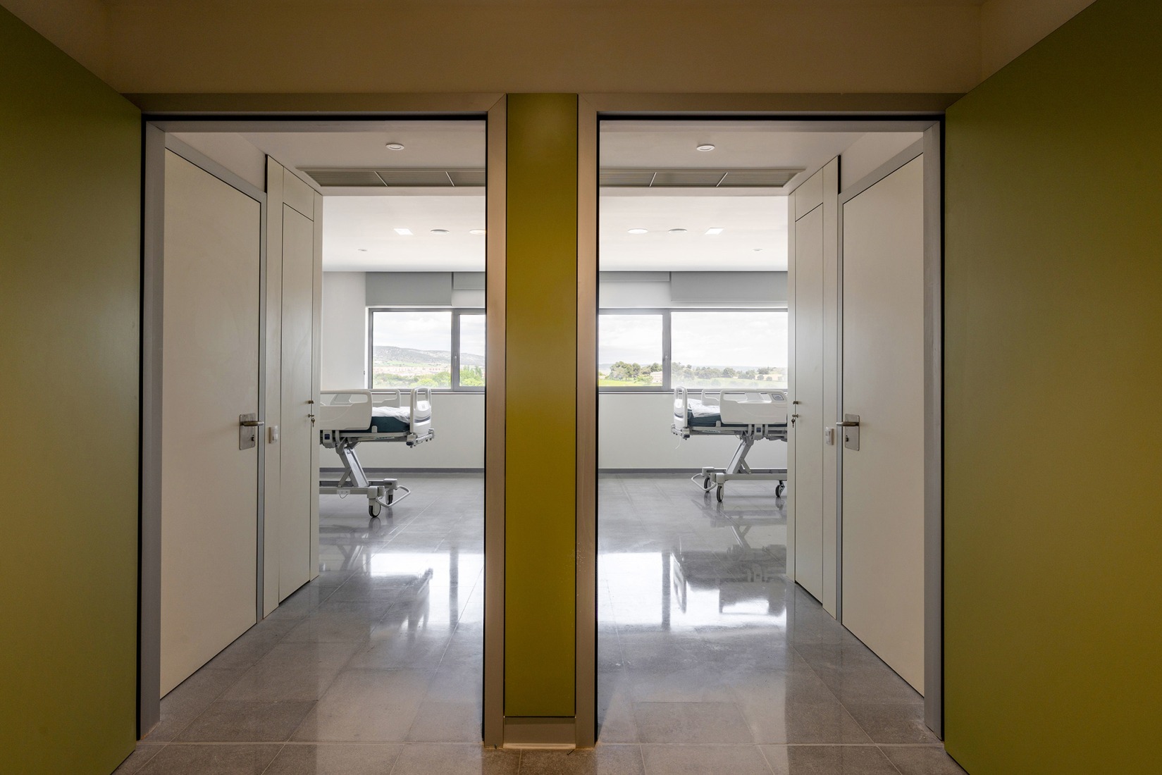 New University Hospital of Cuenca by Gádor de Carvajal, Juan Casariego, Fernando Cruz. Photograph by Luis Asín.