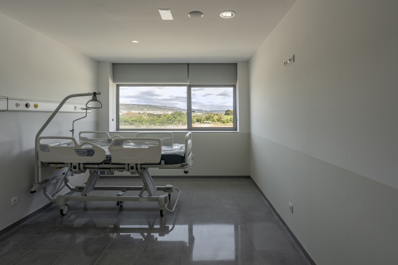 New University Hospital of Cuenca by Gádor de Carvajal, Juan Casariego, Fernando Cruz. Photograph by Luis Asín.